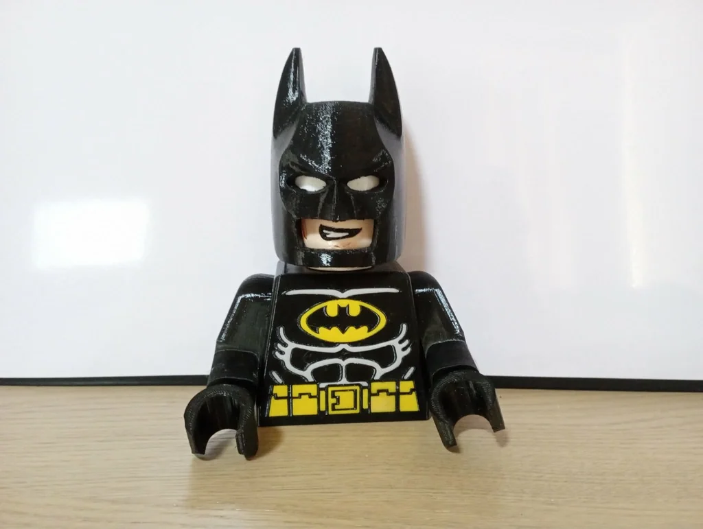 Бэтмен: черный костюм с желтым поясом - Гигантская Минифигура