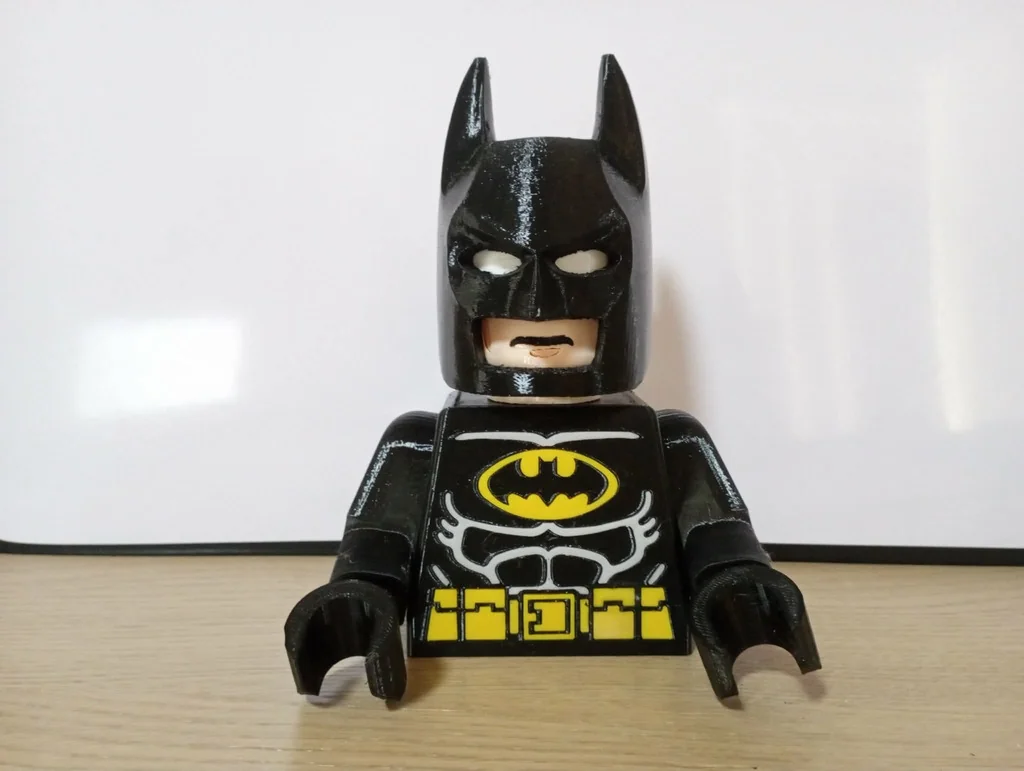 Бэтмен: черный костюм с желтым поясом - Гигантская Минифигура