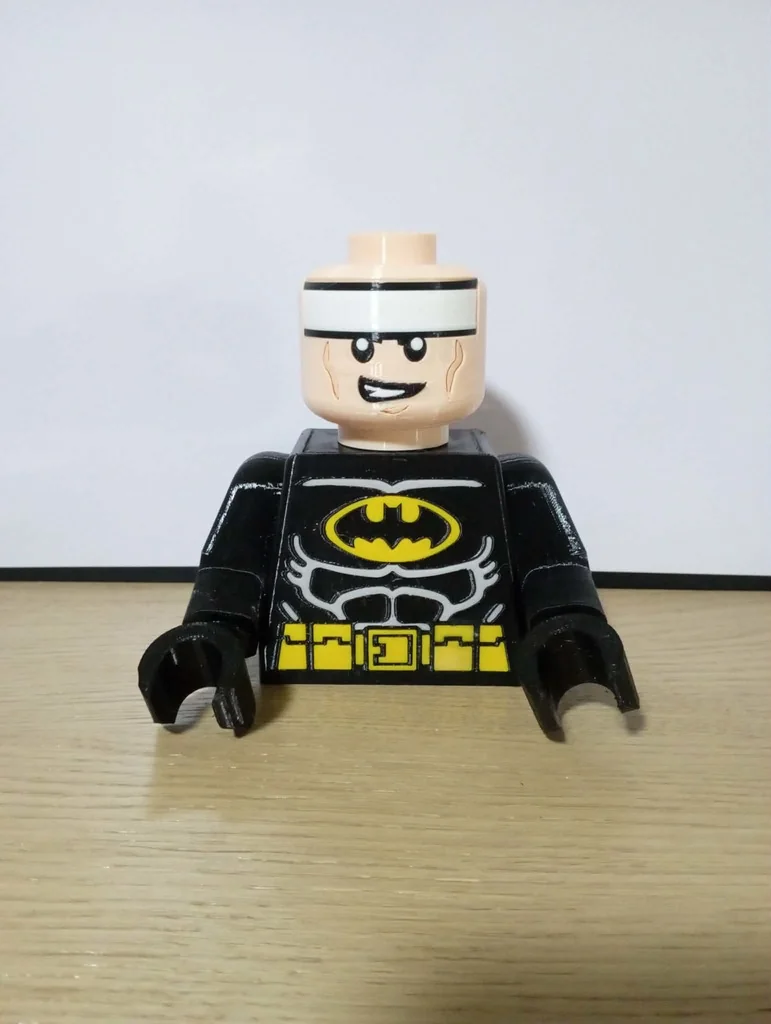 Бэтмен: черный костюм с желтым поясом - Гигантская Минифигура