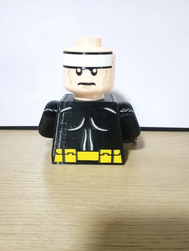 Бэтмен: черный костюм с желтым поясом - Гигантская Минифигура