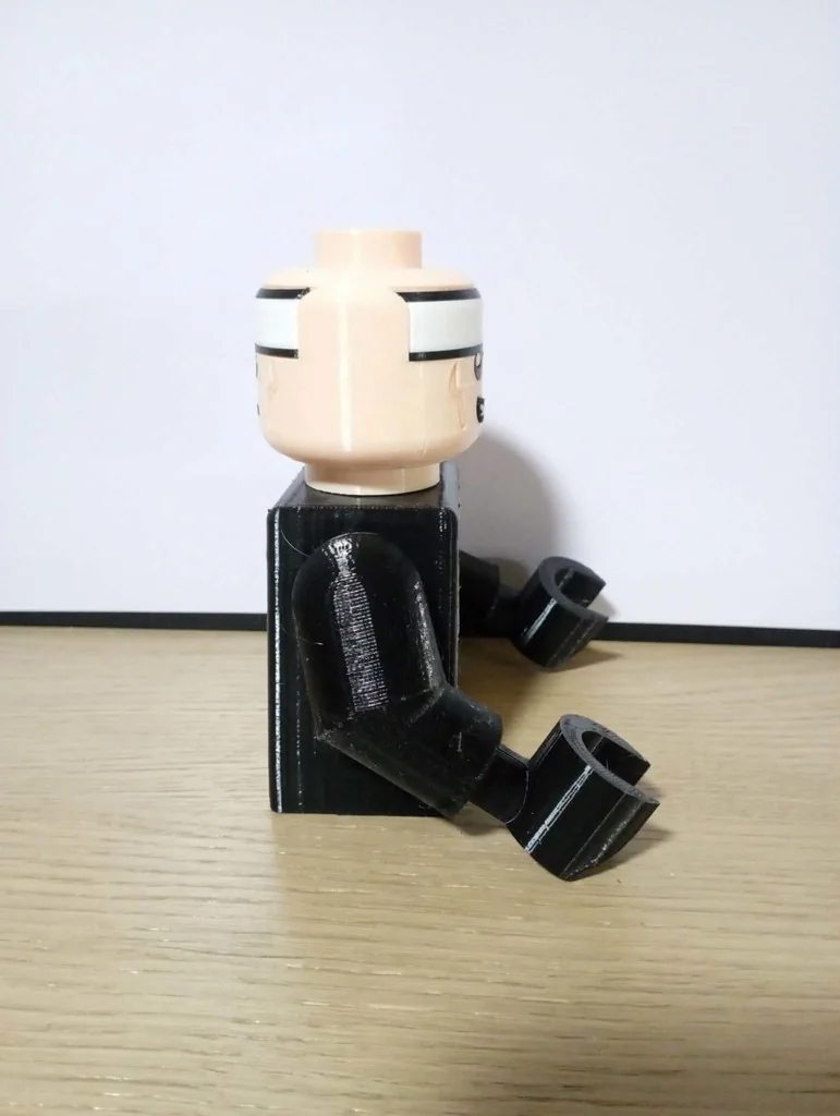 Бэтмен: черный костюм с желтым поясом - Гигантская Минифигура