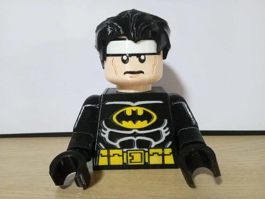 Бэтмен: черный костюм с желтым поясом - Гигантская Минифигура