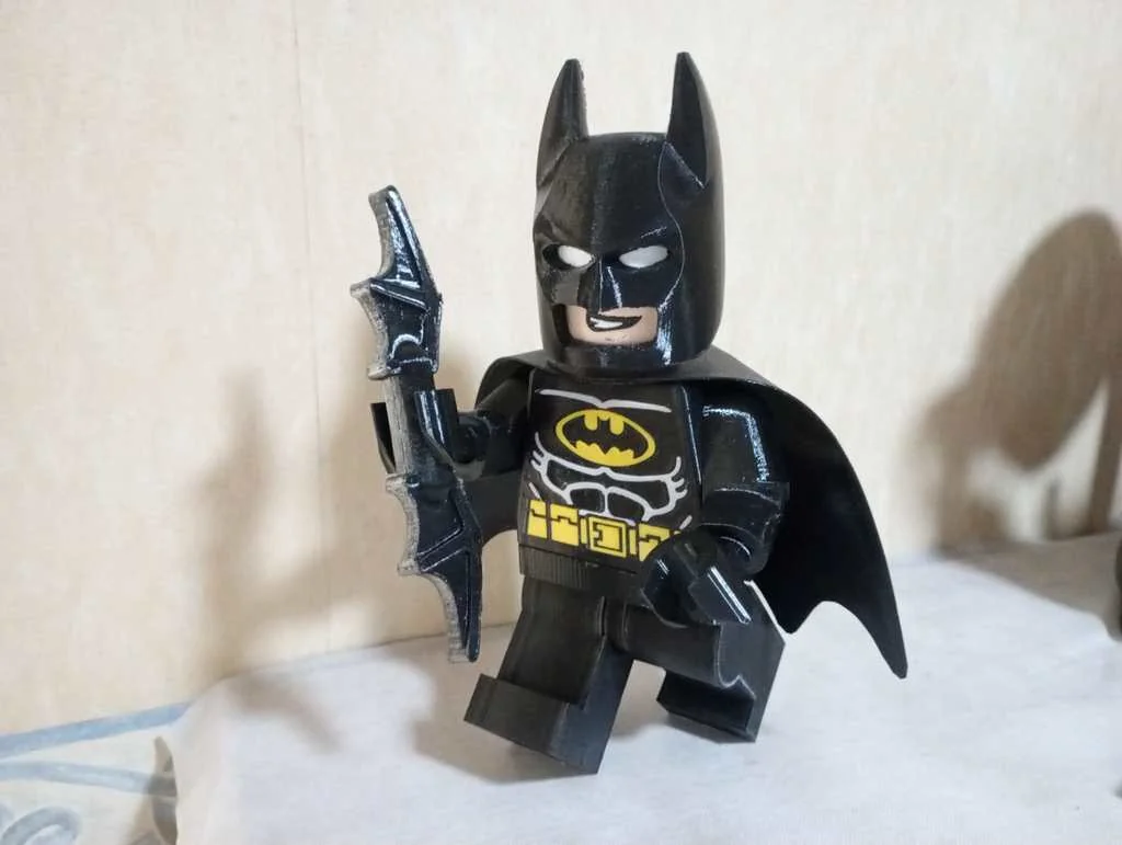 Бэтмен: черный костюм с желтым поясом - Гигантская Минифигура