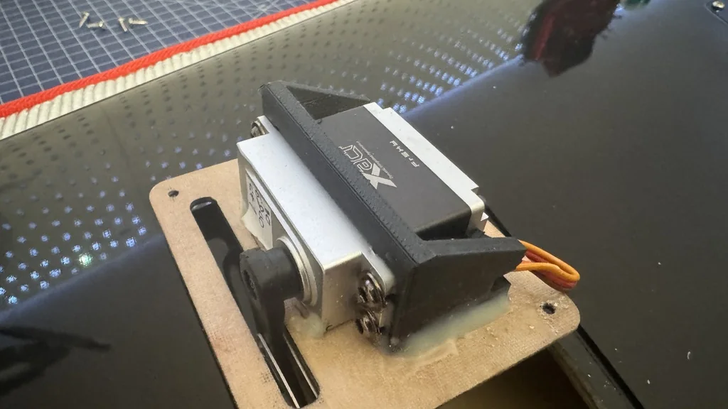 Крепление сервомотора Carf Rebel Classic 40mm x 20mm