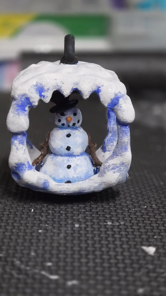 Снеговик в снежном глобусе