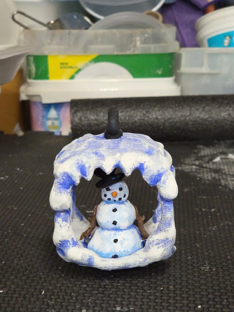 Снеговик в снежном глобусе