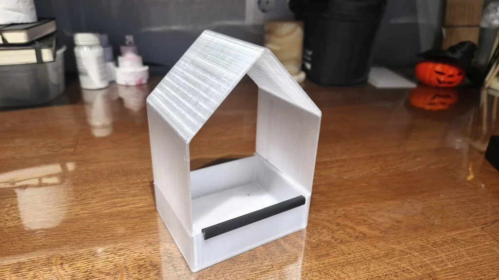 Кормушка для птиц с окном