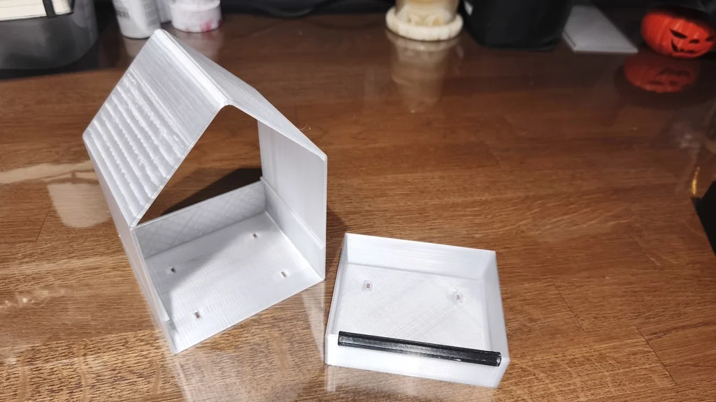 Кормушка для птиц с окном