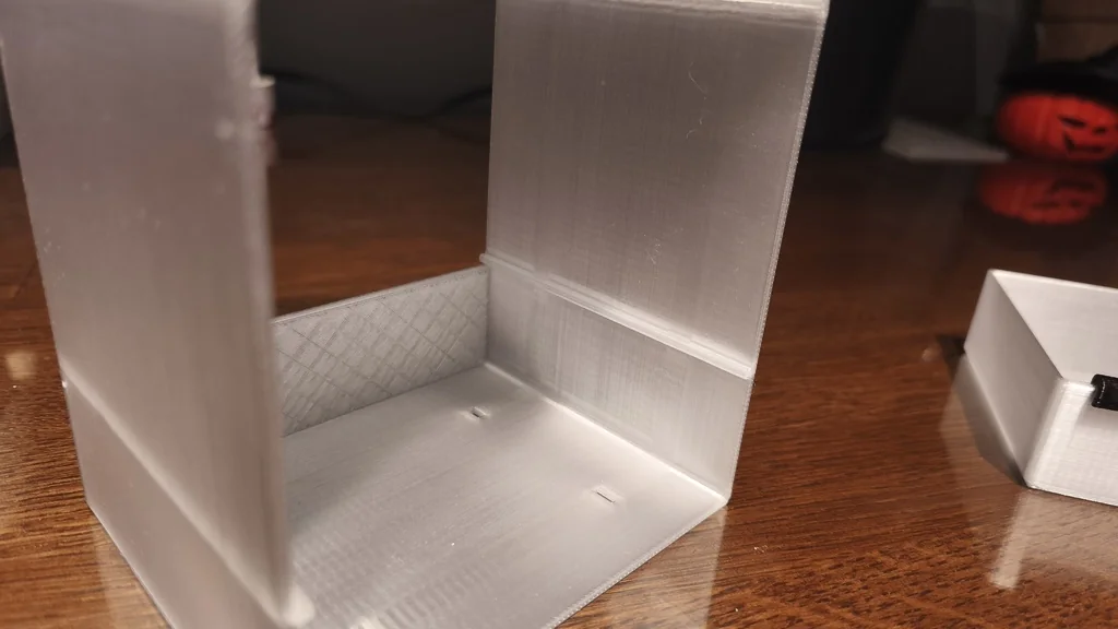 Кормушка для птиц с окном