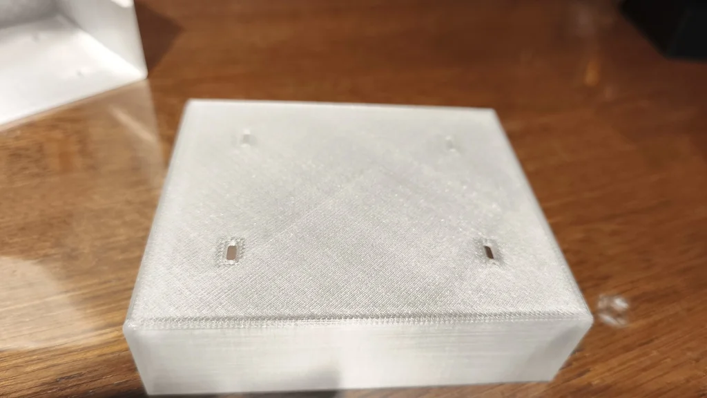 Кормушка для птиц с окном