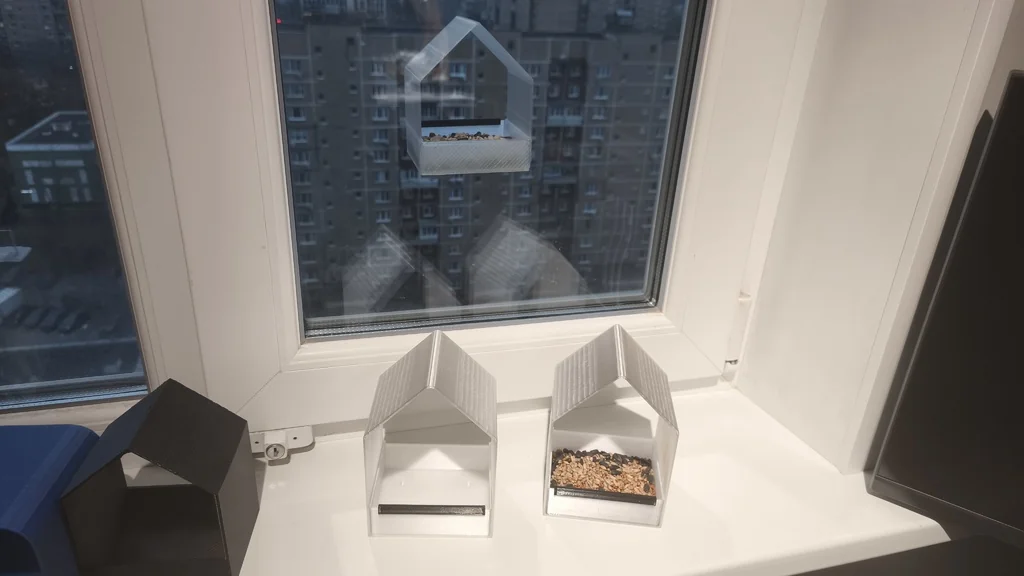 Кормушка для птиц с окном