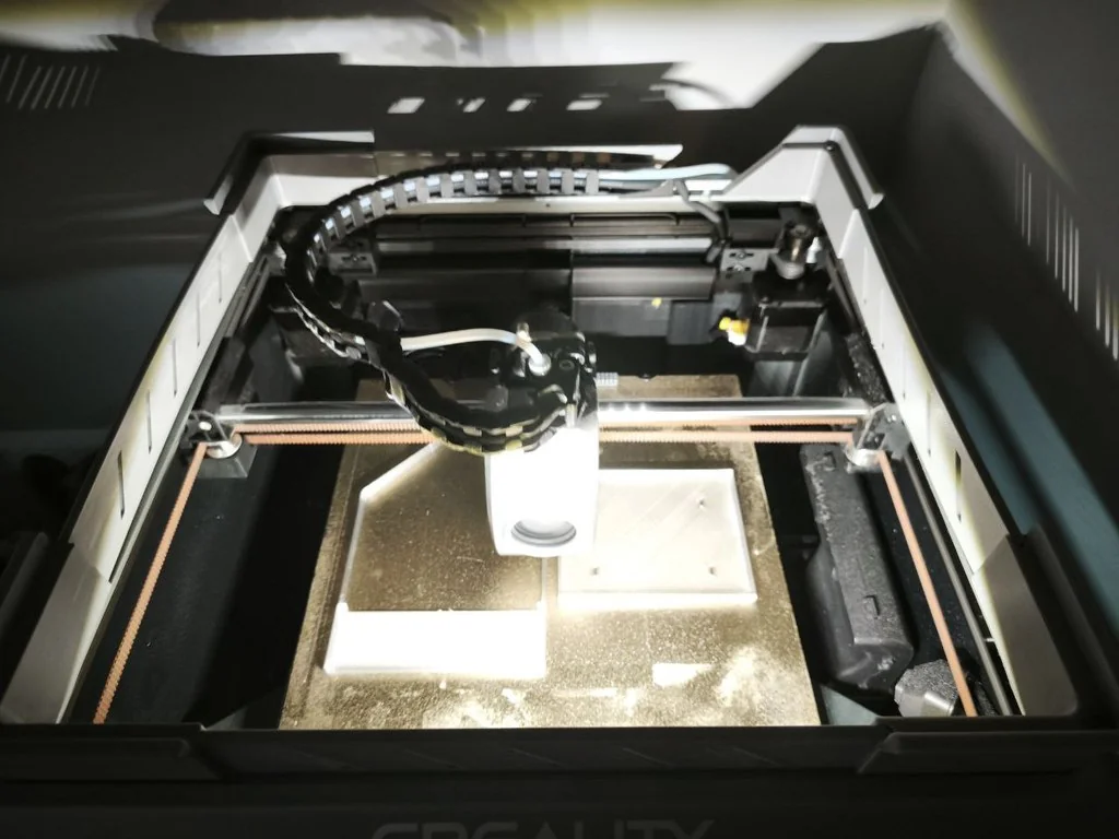 Кормушка для птиц с окном