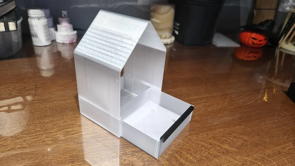 Кормушка для птиц с окном