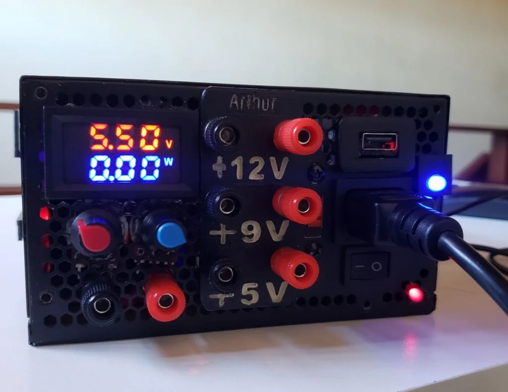 DIY Блок питания с зарядным устройством для 18650