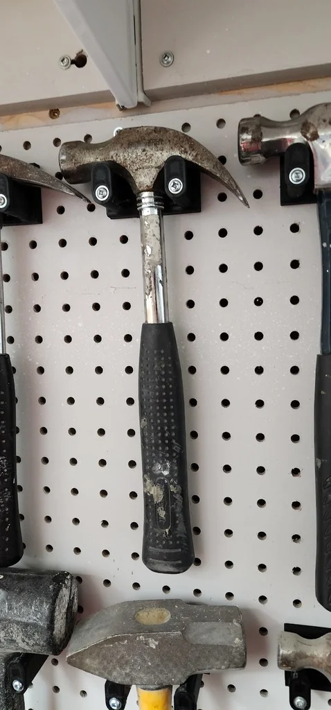 Держатель для молотков на перфорационной доске