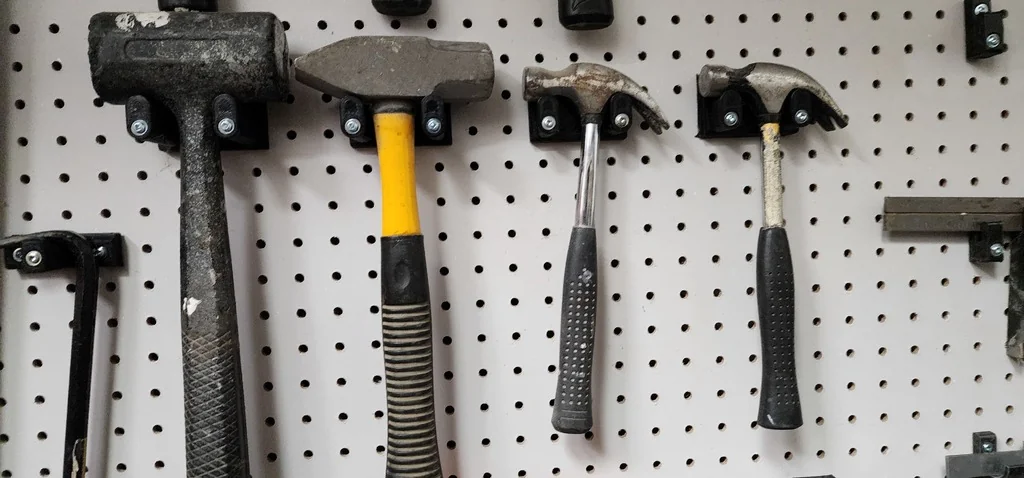 Держатель для молотков на перфорационной доске