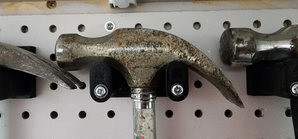 Держатель для молотков на перфорационной доске