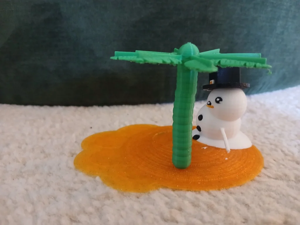 Таящий снеговик на пляже