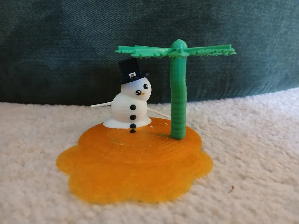 Таящий снеговик на пляже