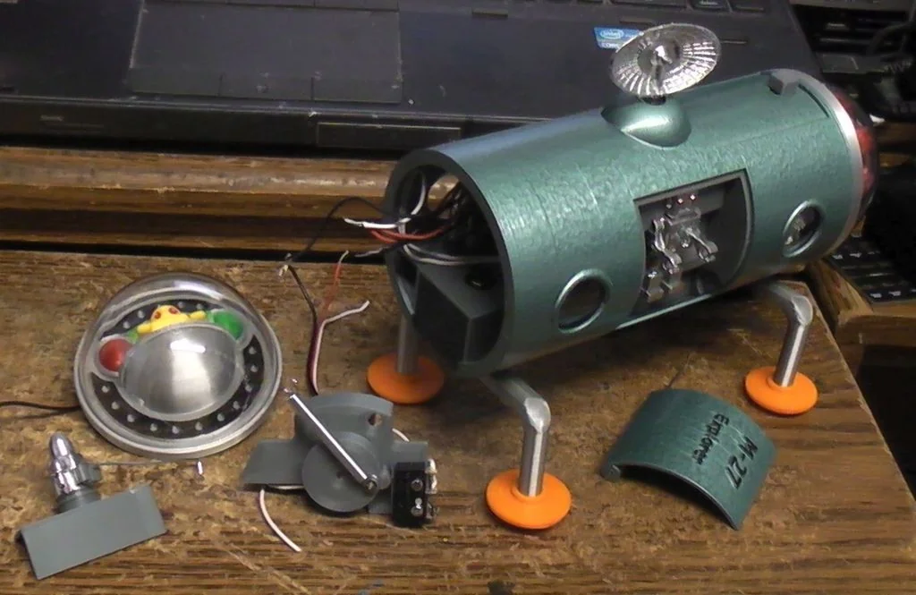 M27 Explorer: Робот с открывающейся дверью и движущимися элементами