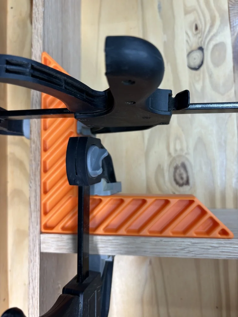 Универсальный зажимной квадрат для плотницких работ