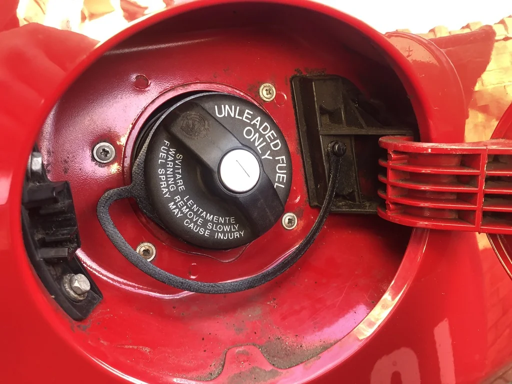 Крепление крышки бензобака Fiat 500