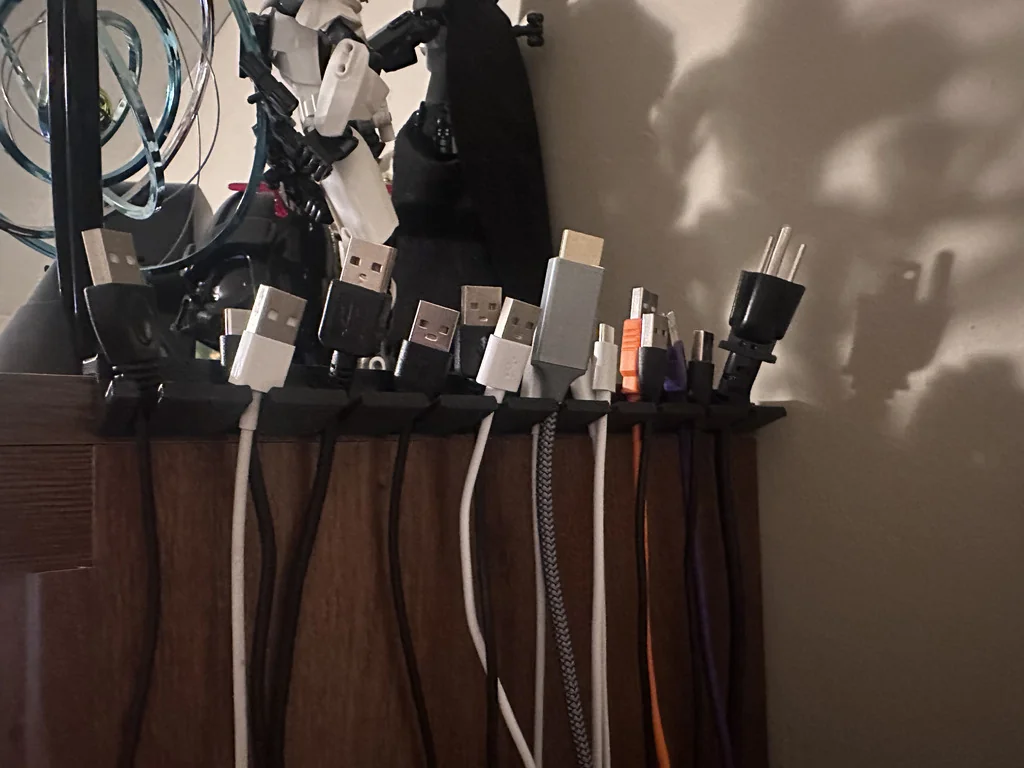 Держатель проводов для полки