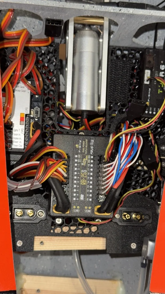 Электроника Carf Rebel Classic: Монтаж RX и Батарейный Бокс