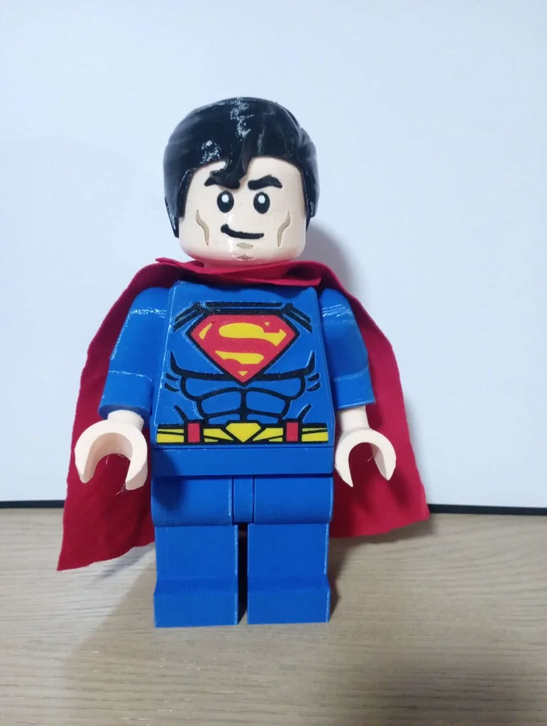 Гигантская минифигура Супермена