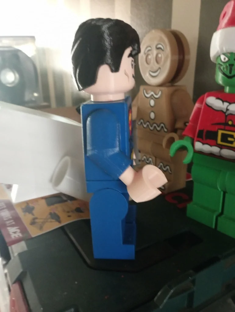 Гигантская минифигура Супермена