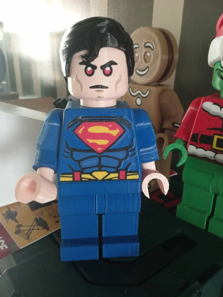 Гигантская минифигура Супермена