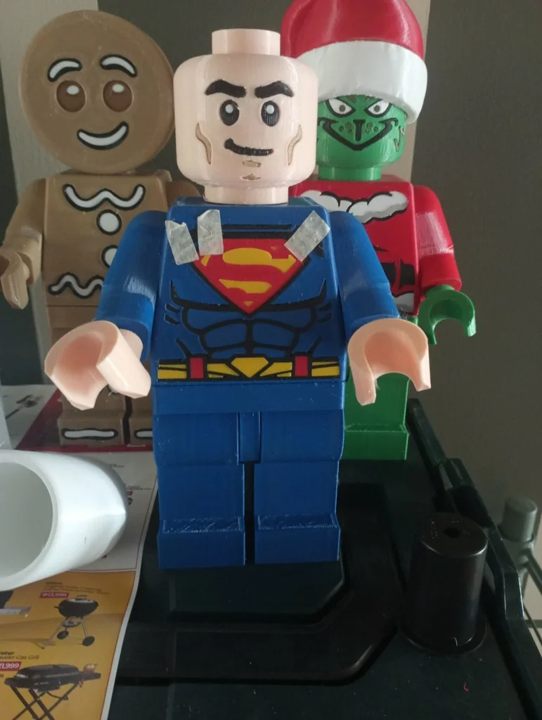 Гигантская минифигура Супермена
