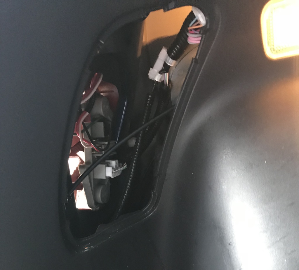 Специальный ключ для фонаря Toyota Yaris