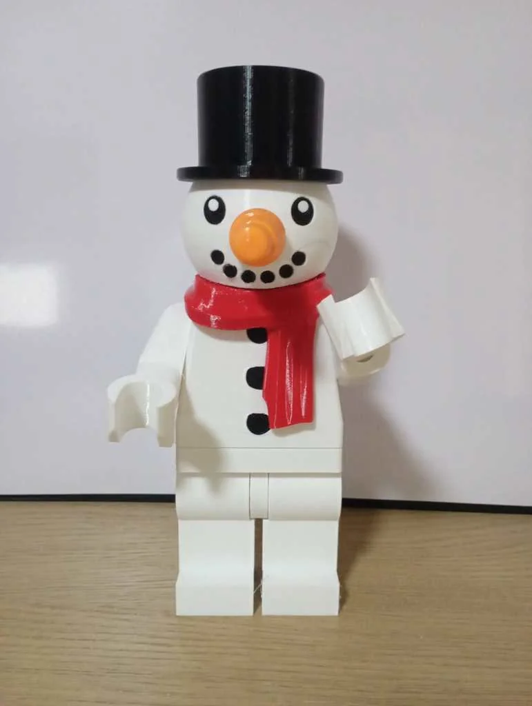 Гигантская фигурка снеговика