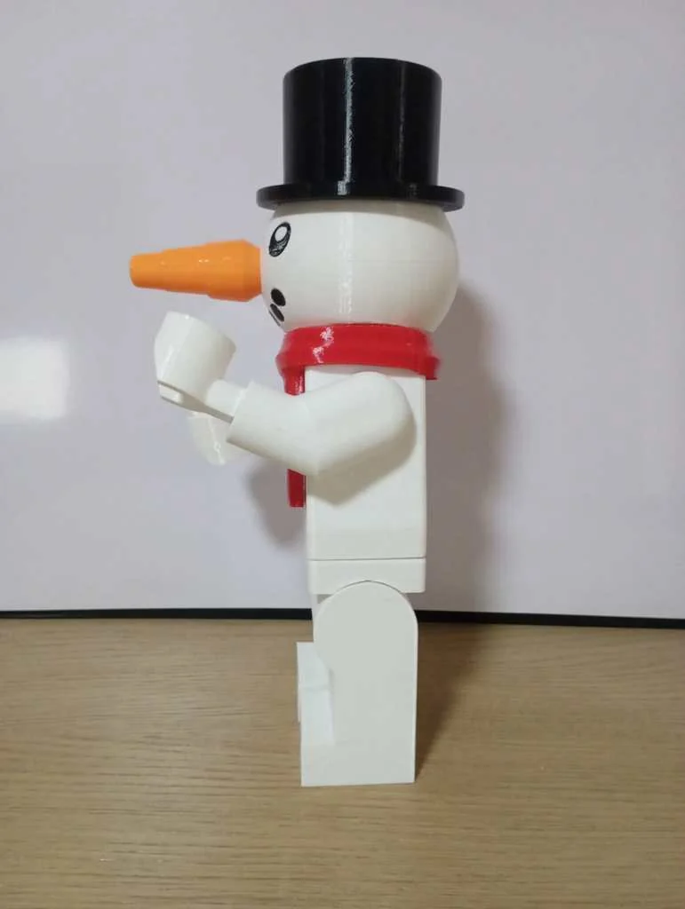 Гигантская фигурка снеговика