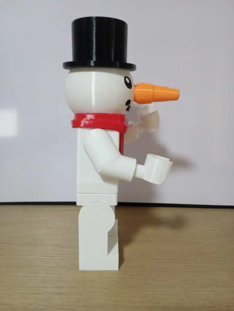 Гигантская фигурка снеговика