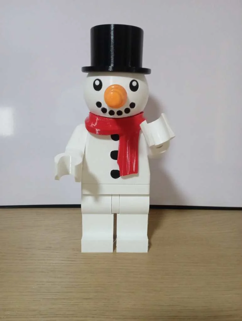 Гигантская фигурка снеговика