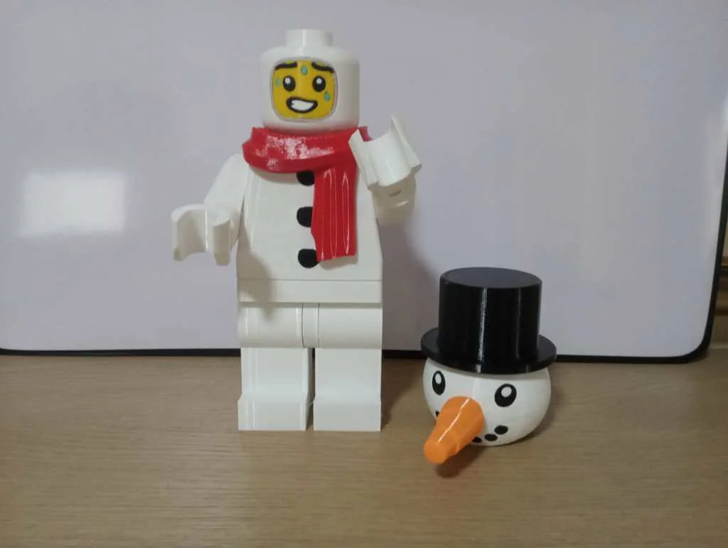 Гигантская фигурка снеговика