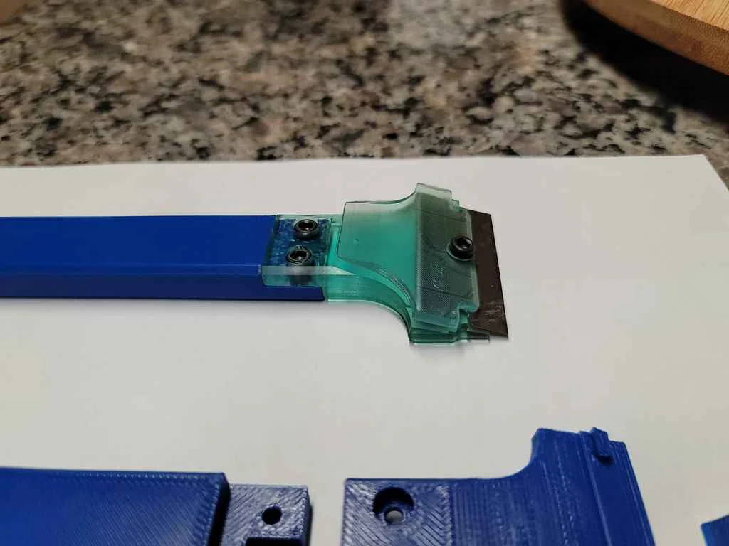 Модель для скребка с лезвием для кровати