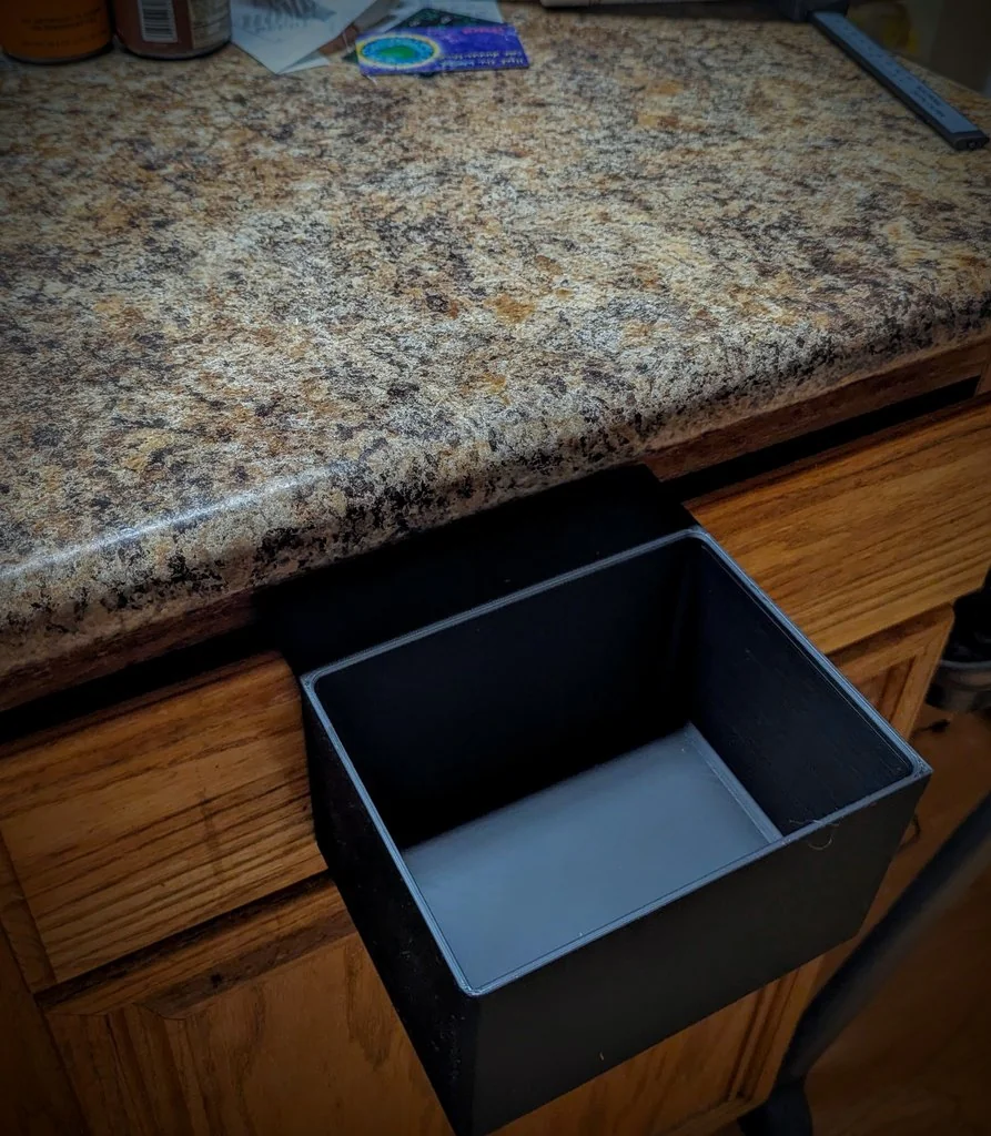 Мусорное ведро для кухни с креплением на выдвижной ящик