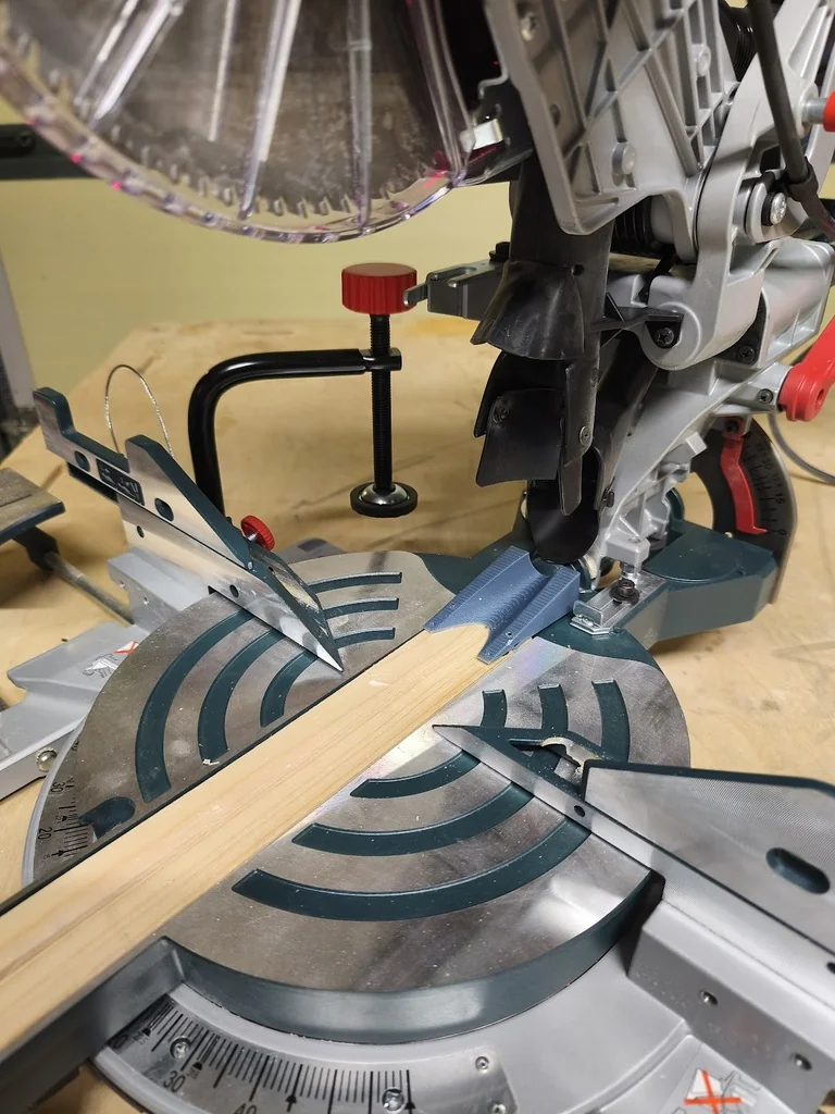 Направляющая для опилок для торцовочной пилы