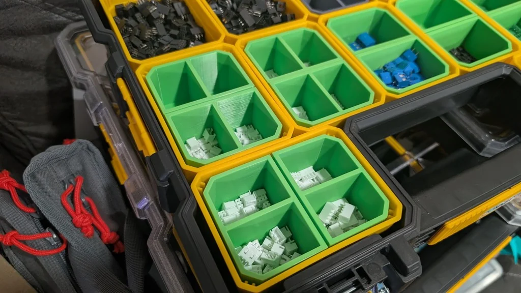 Контейнеры DeWalt для мелких деталей