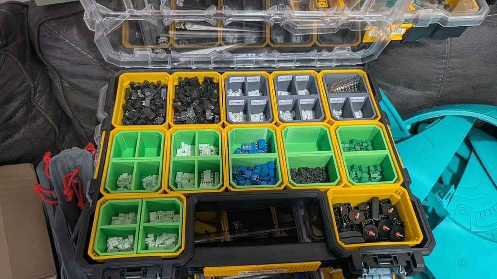 Контейнеры DeWalt для мелких деталей