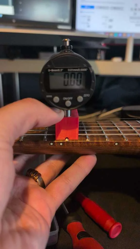 Гитарный настройщик с измерителем высоты струн