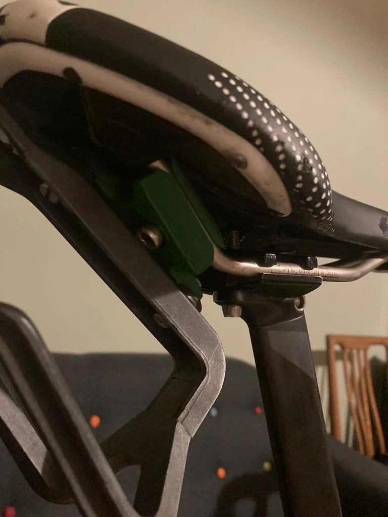 Крепление для бутылки на седло шоссейного велосипеда