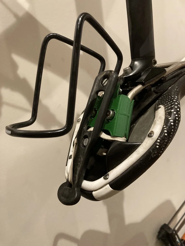 Крепление для бутылки на седло шоссейного велосипеда