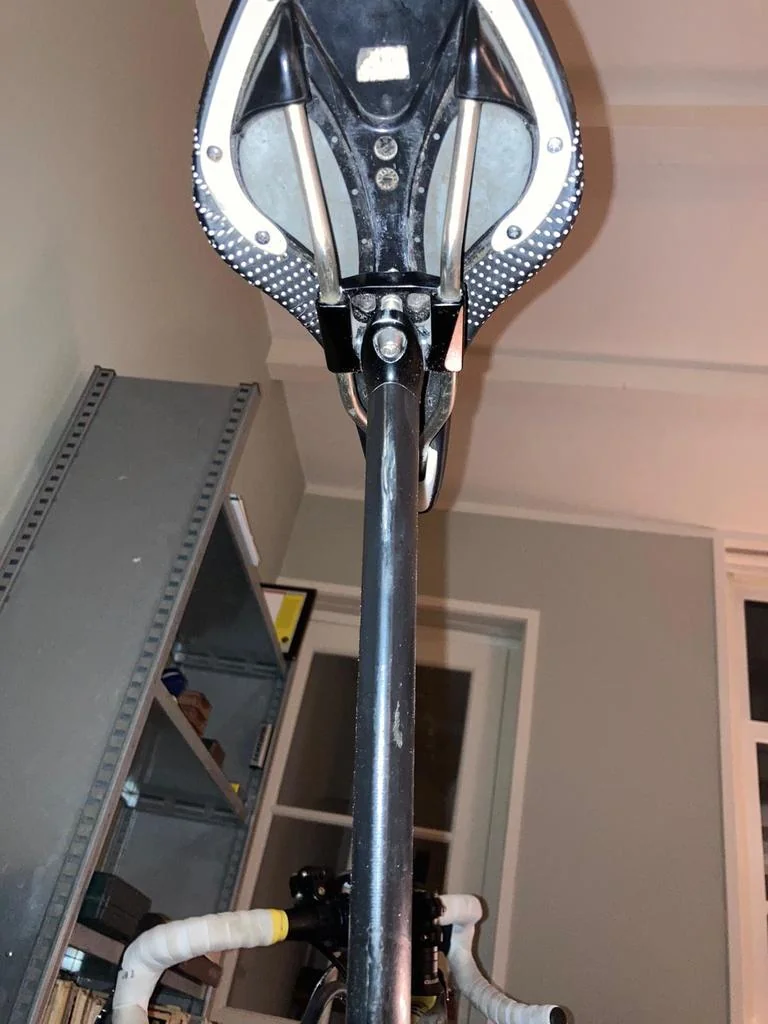 Крепление для бутылки на седло шоссейного велосипеда