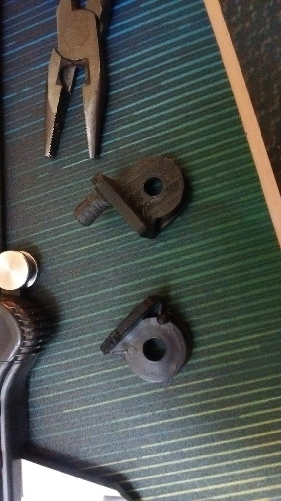 ЗАЖИМ ЦЕНТРАЛЬНОЙ КОНСОЛИ ДЛЯ TOYOTA 2003-2008