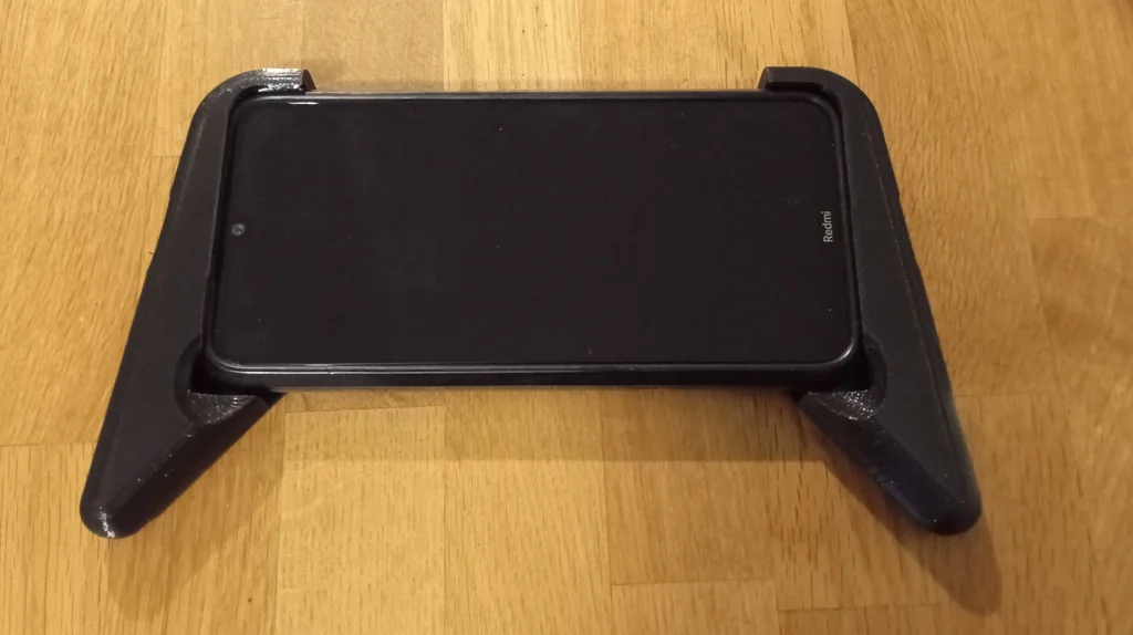 Минималистичный держатель для телефона и геймпад