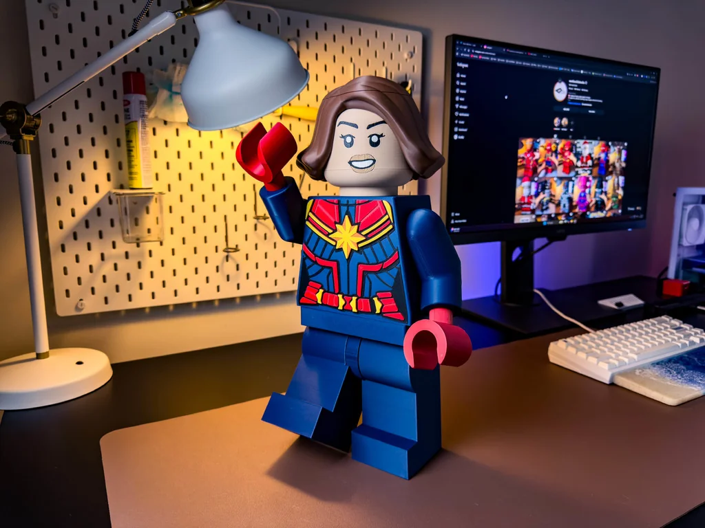 Бесплатная Модульная Фигура Капитана Марвел